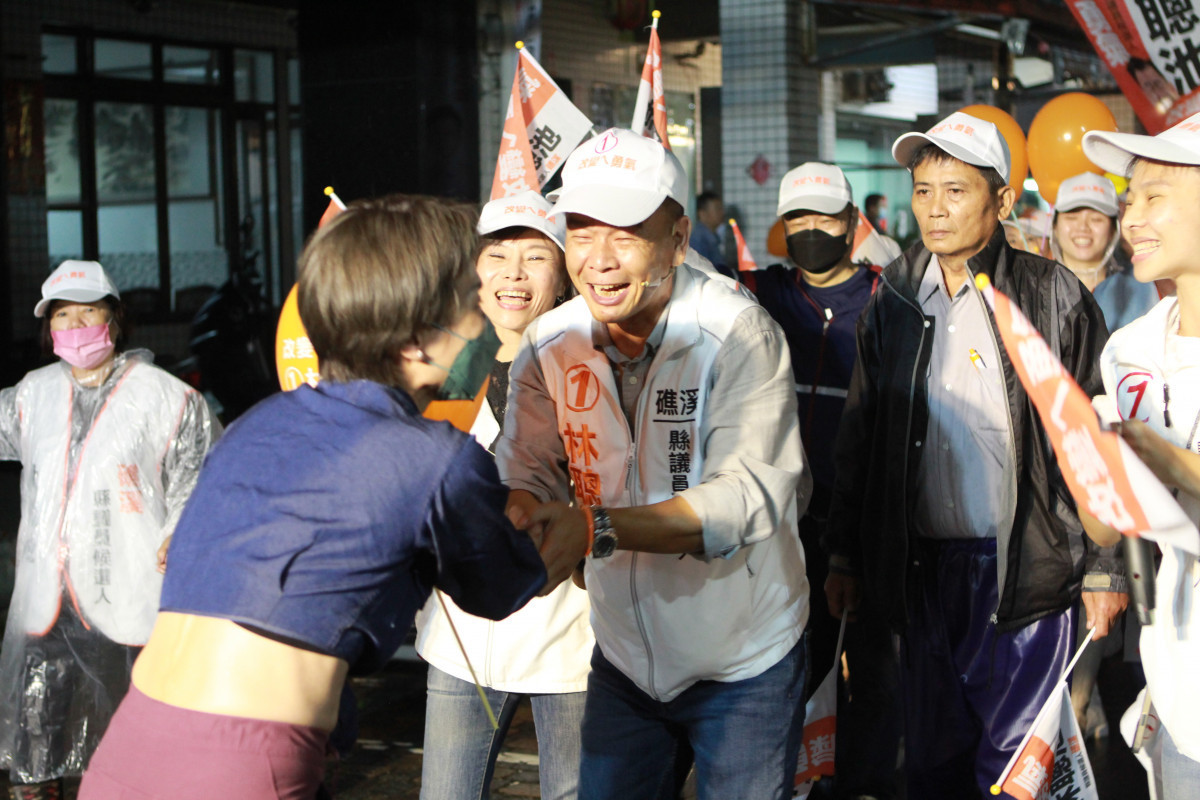 遊行沿路不時可見民眾熱情讚聲表達支持。(圖/林聰池競選辦公室提供)