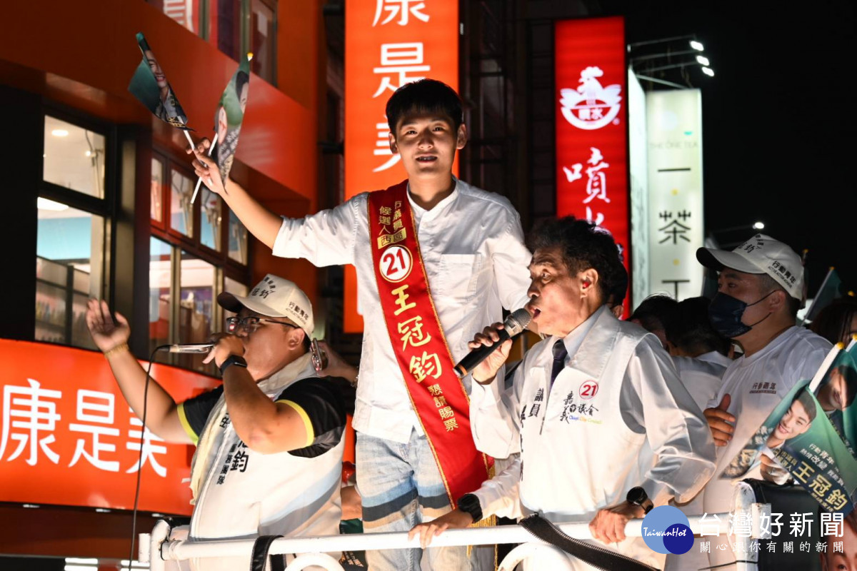 無黨籍議員候選人王冠鈞由南側進場/陳致愷攝影