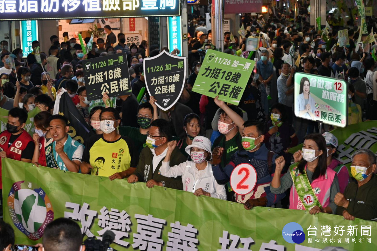 晚間七時卅分左右,圓環北側由民進黨市長候選人李俊俋領軍,與黨籍議員候選人黃露慧、黃大佑、黃盈智等人,從中山路往圓環方向步行前進/陳致愷攝影