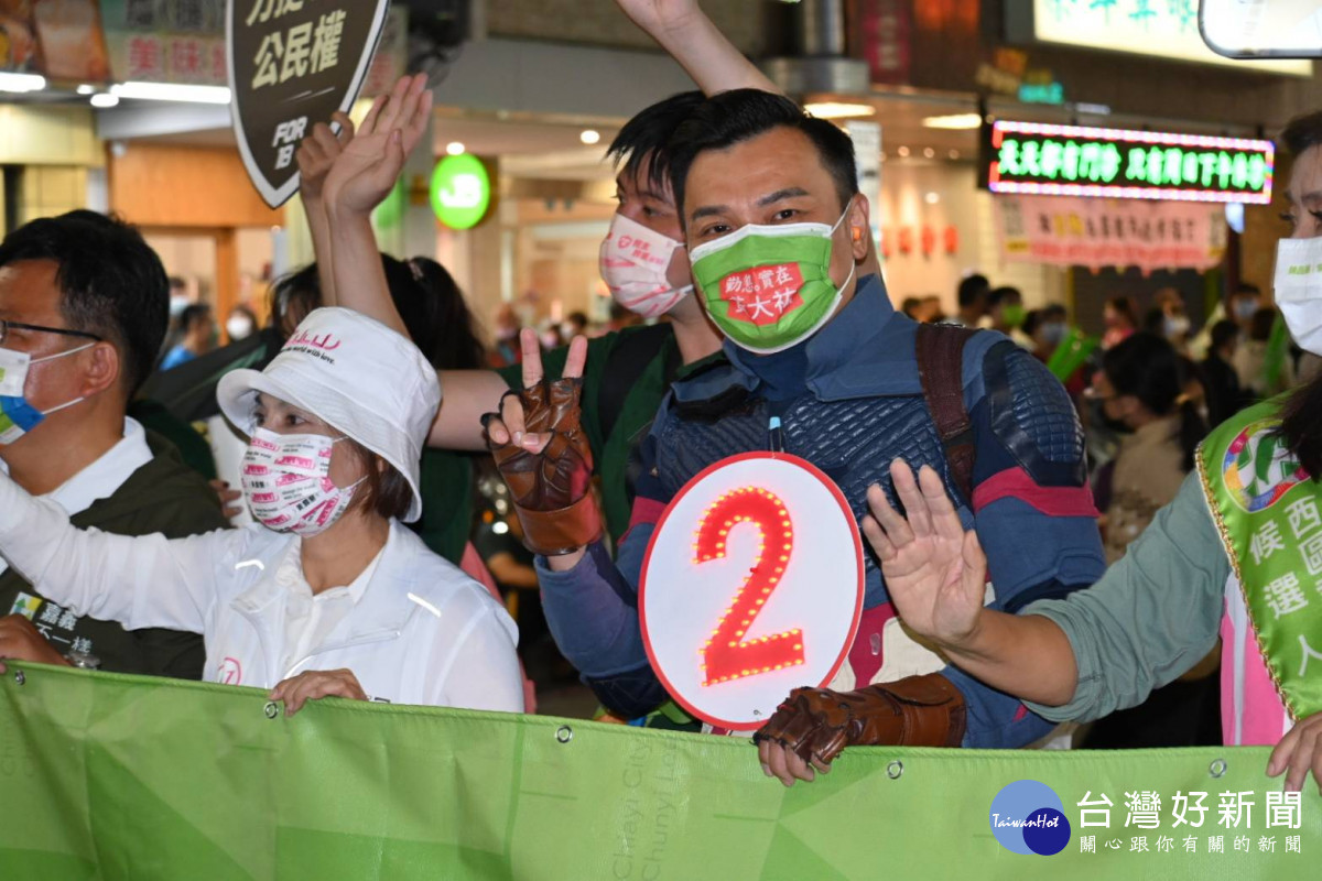 民進黨議員候選人黃大佑扮美國隊長進場/陳致愷攝影