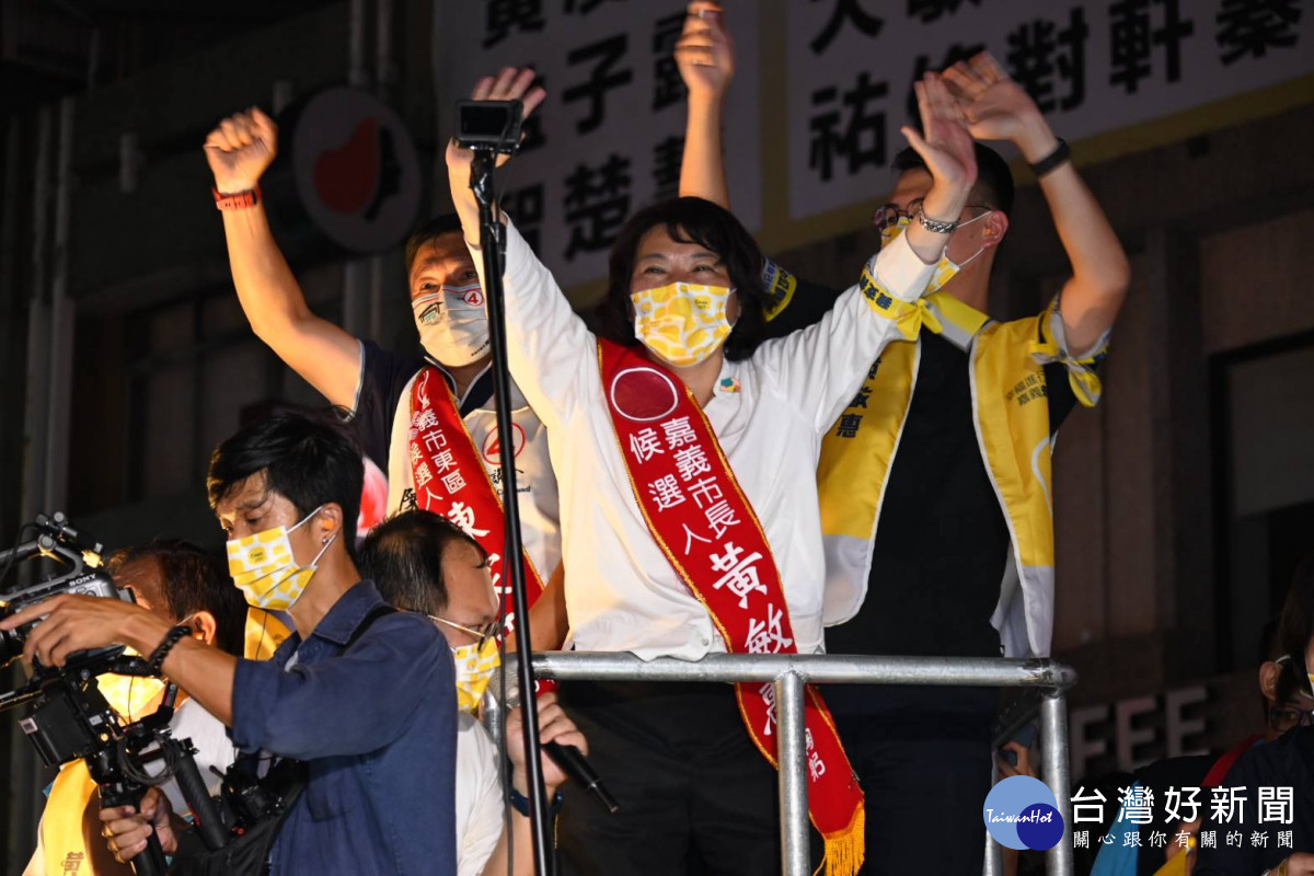黃敏惠在現場高喊「共同寫歷史,做伙拚未來!」邀民眾一起寫下嘉義市未來四年的歷史/陳致愷攝影