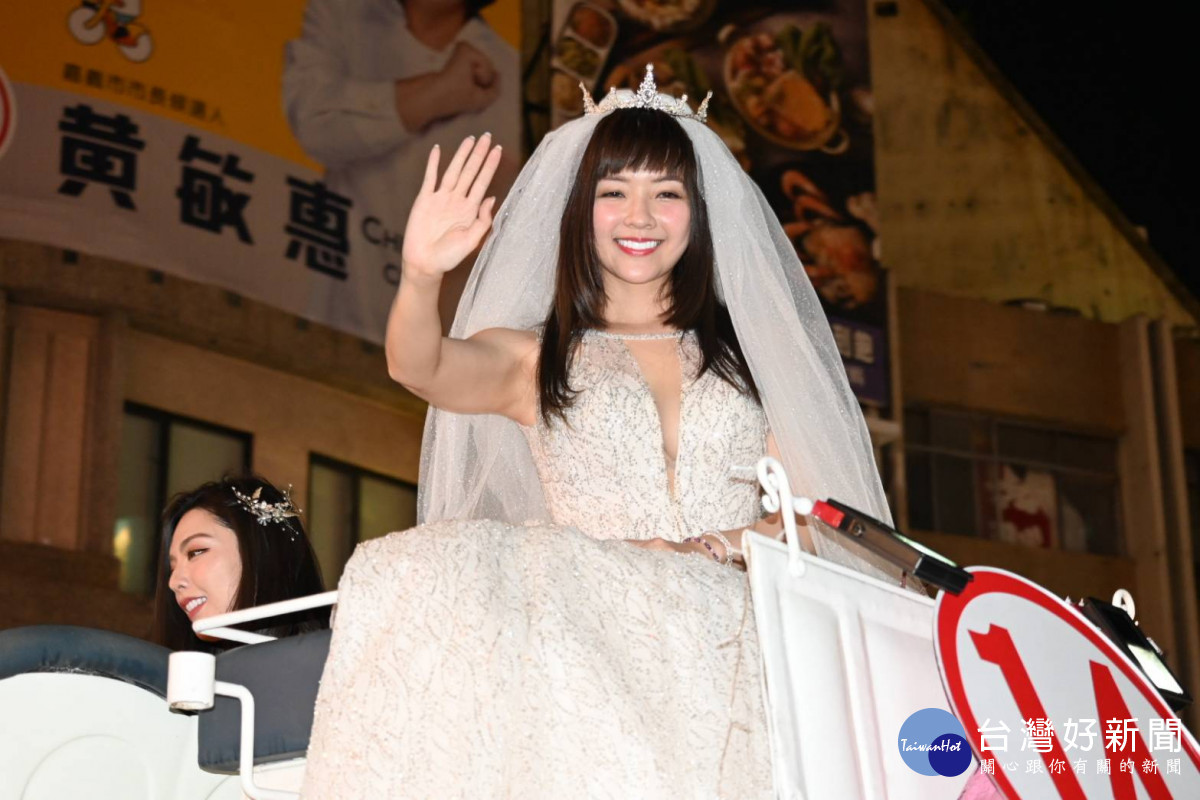 無黨籍候選人「顏色不分藍綠支持性專區顏色田慎節」身穿蕾絲婚紗,坐在載著馬車的貨車上優雅進場/陳致愷攝影
