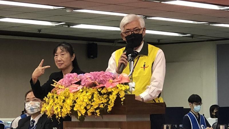 中選會主委李進勇（右）提醒，明天可宣傳公投，但不能從事競助選活動。中央社