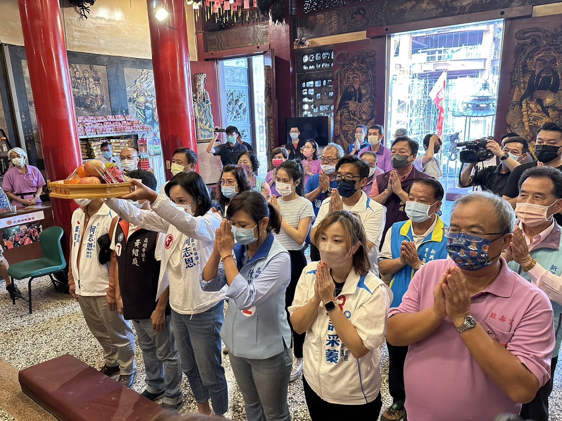 選前一日「回娘家」 柯志恩重返大港埔鼓壽宮祈福
