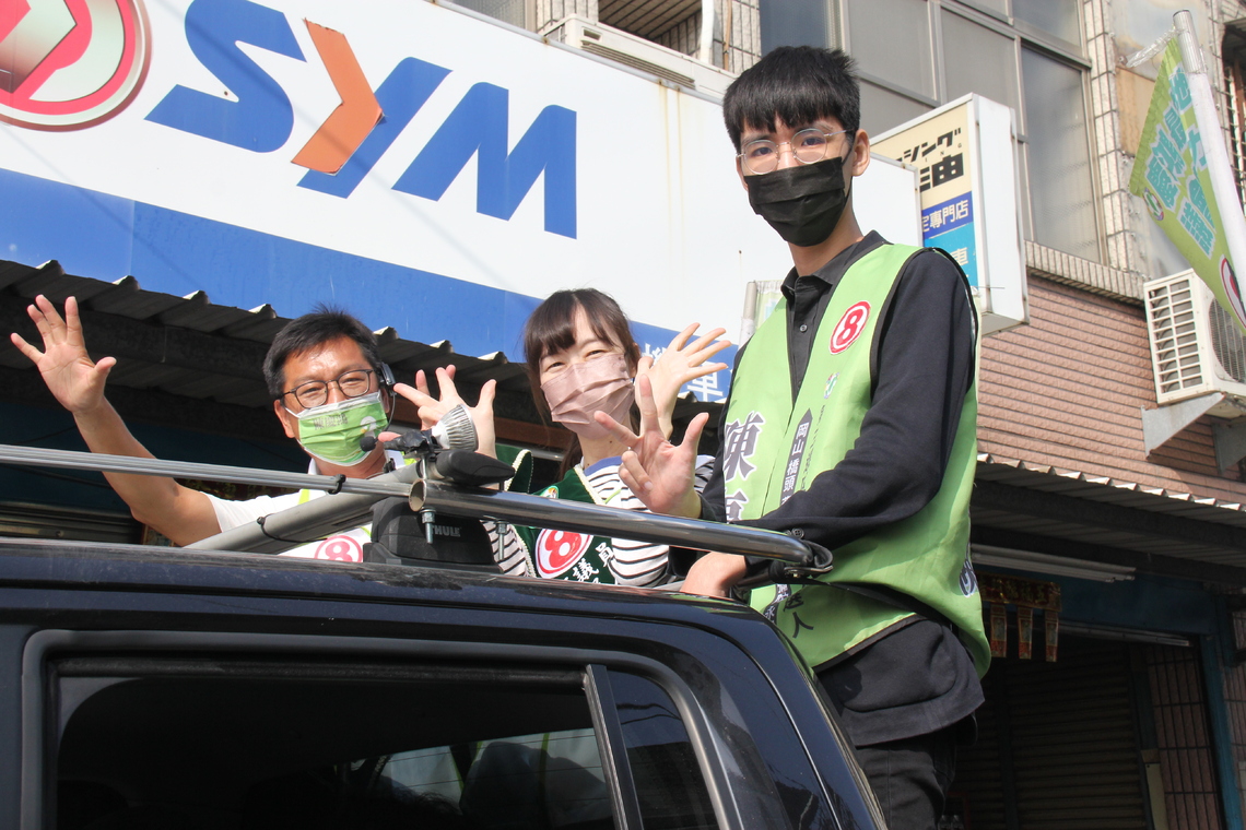 陳慶鴻全家出動掃街拜票,邱志偉全天陪同陳慶鴻