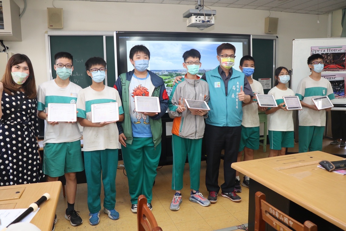 高雄市「校校有雙語」展成效 謝文斌局長參與壽山國中校長雙語教學觀課