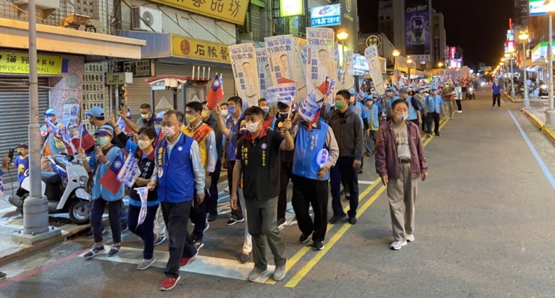 選前之夜  賴峰偉號召近千位支持者市區掃街拜票  場面浩大 氣勢如虹