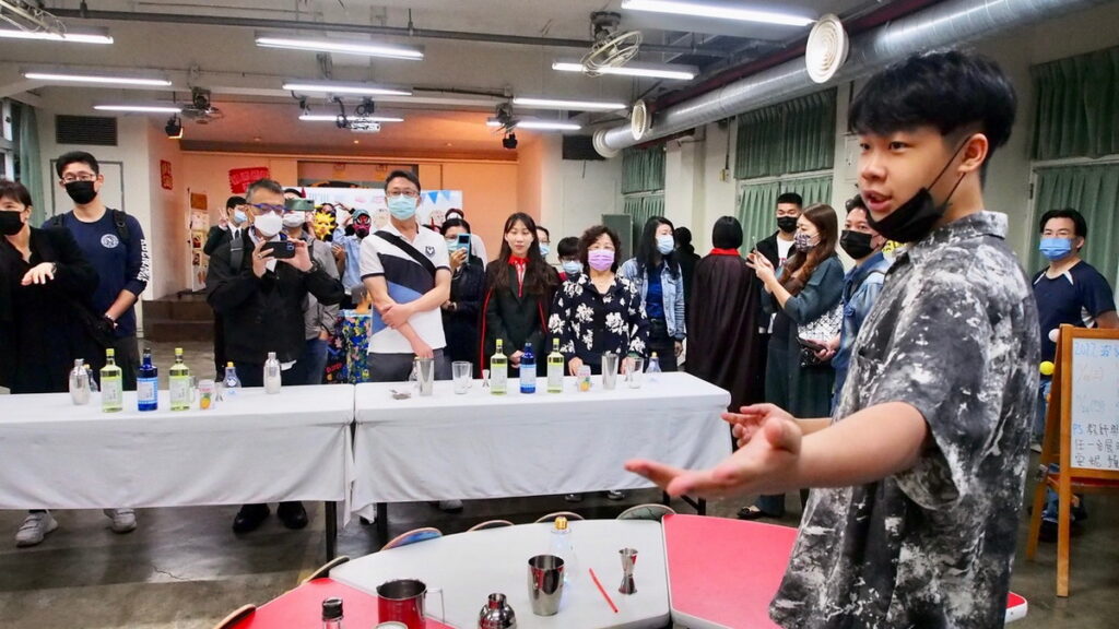 開平餐飲國際部學生帶領貴賓體驗用燈泡造型杯盛裝的波多黎各當地特色調飲『藍色夏威夷』。開平餐飲學校/提供