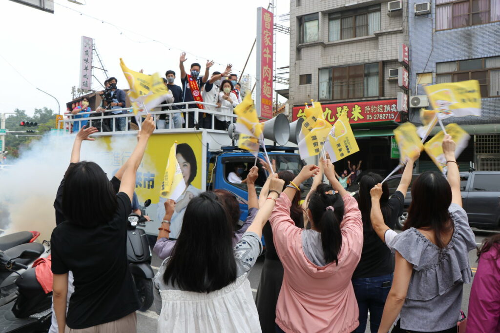 黃敏惠也在上午陪同黨籍議員候選人車隊掃街拜票