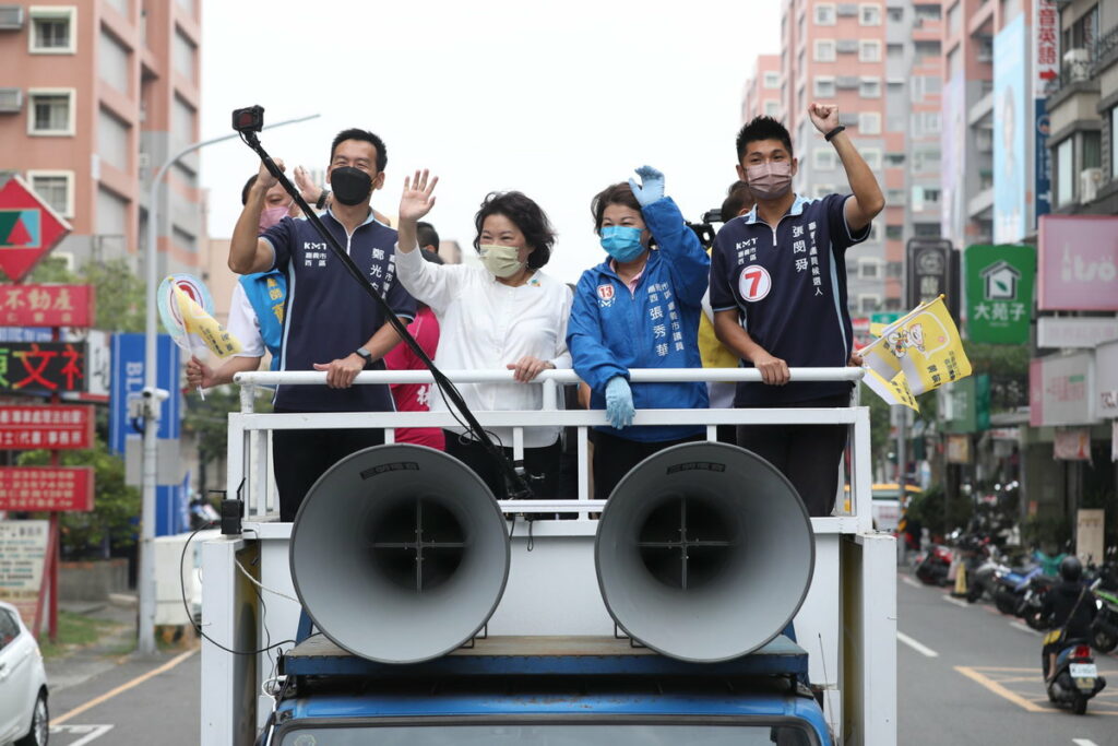 黃敏惠也在上午陪同黨籍議員候選人車隊掃街拜票