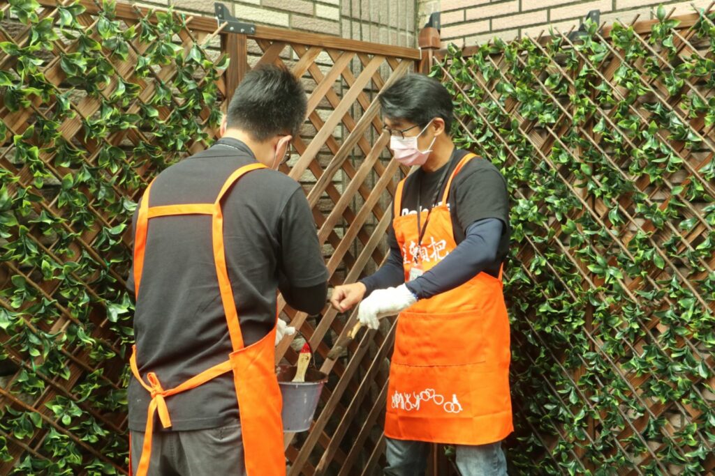企業志工加入伊甸羅賴把修繕團隊，為鶯歌托老中心的長輩搭建快樂花園，助他們都能在地安老、在地樂活