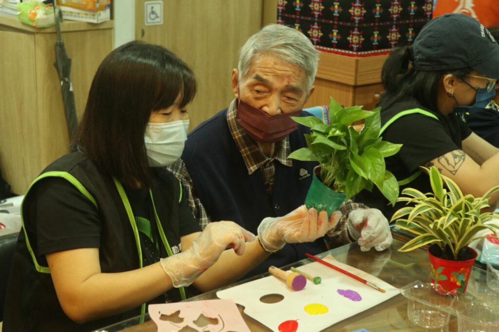 企業志工至伊甸鶯歌大湖托老中心為長輩打造快樂花園，並與長輩一起彩繪花盆