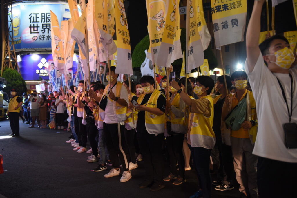 藍軍車隊陣容抵達噴水圓環，現場造勢氣氛沸騰，支持者旗海飄揚