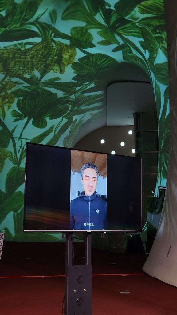 由義大利新媒體藝術天團fuse*以視訊影片方式分享《人工植物學》創作概念。(圖/陳惠玲攝影)
