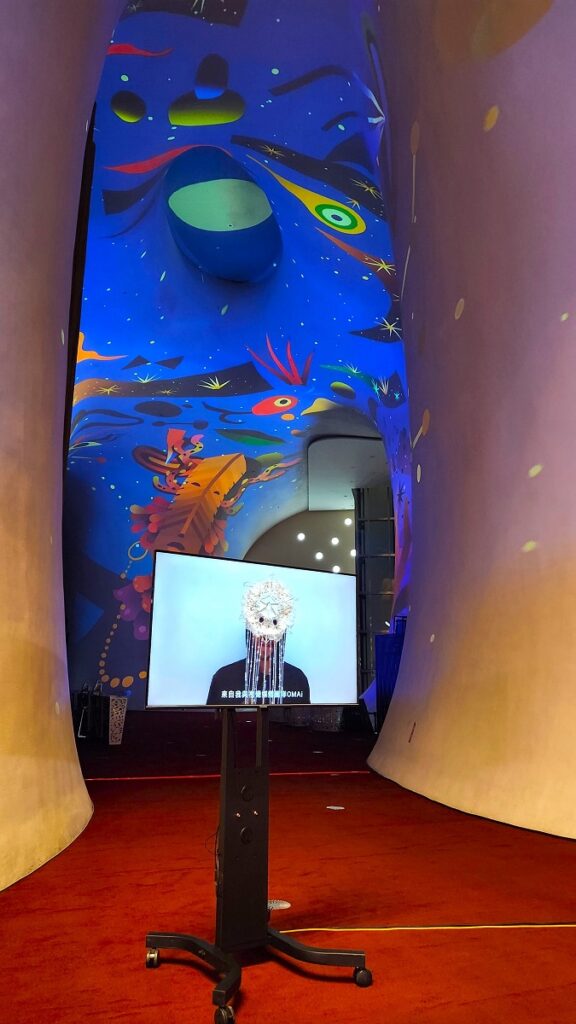 奧地利投影表演藝術團隊OMAi,以視訊影片方式分享共創作品《未來生物圈.Rimiyoho的幻夢世界》(圖/陳惠玲攝影)