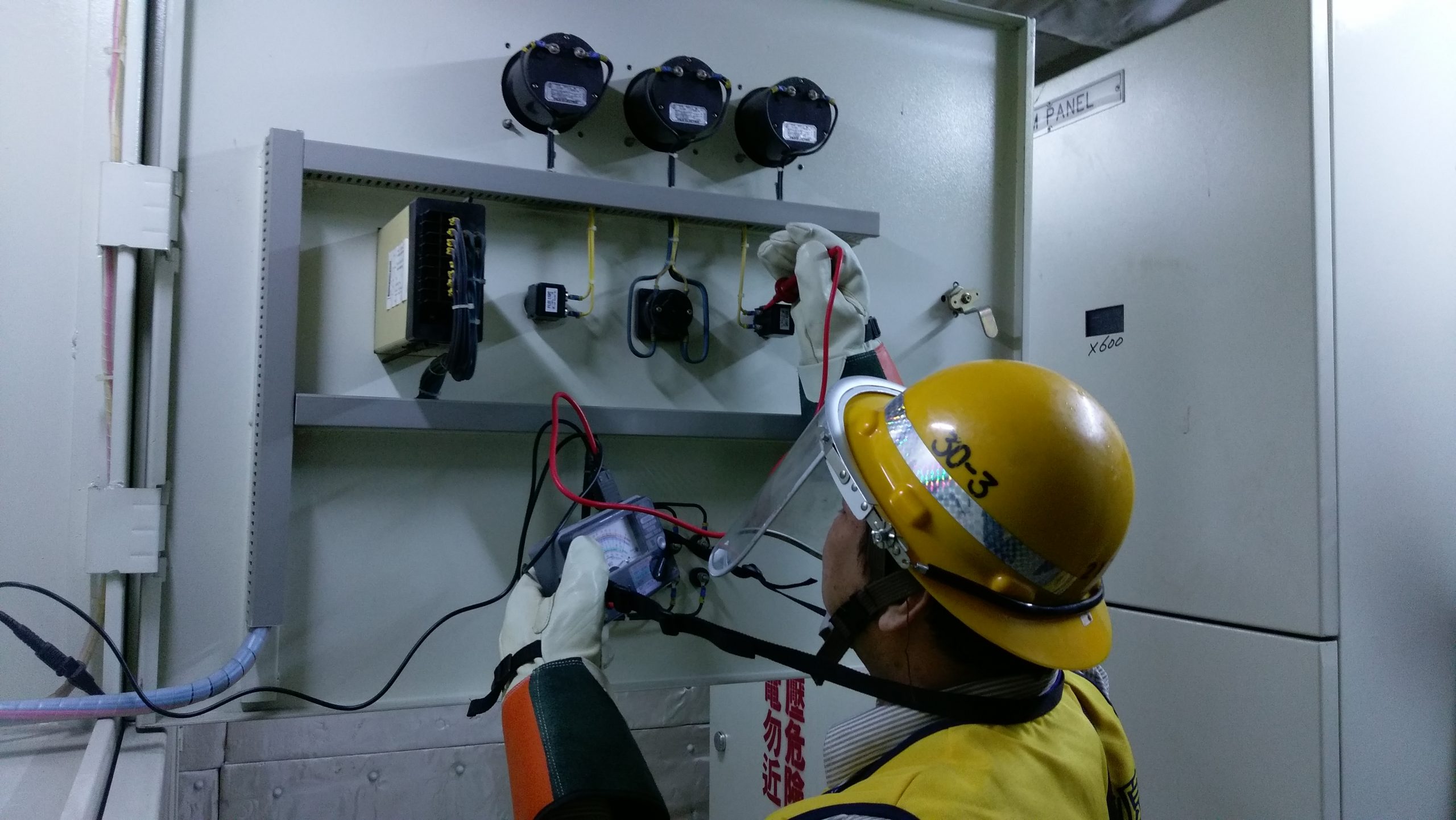 為維護選舉期間供電穩定性，台電人員事前巡檢線路設備加強維護。