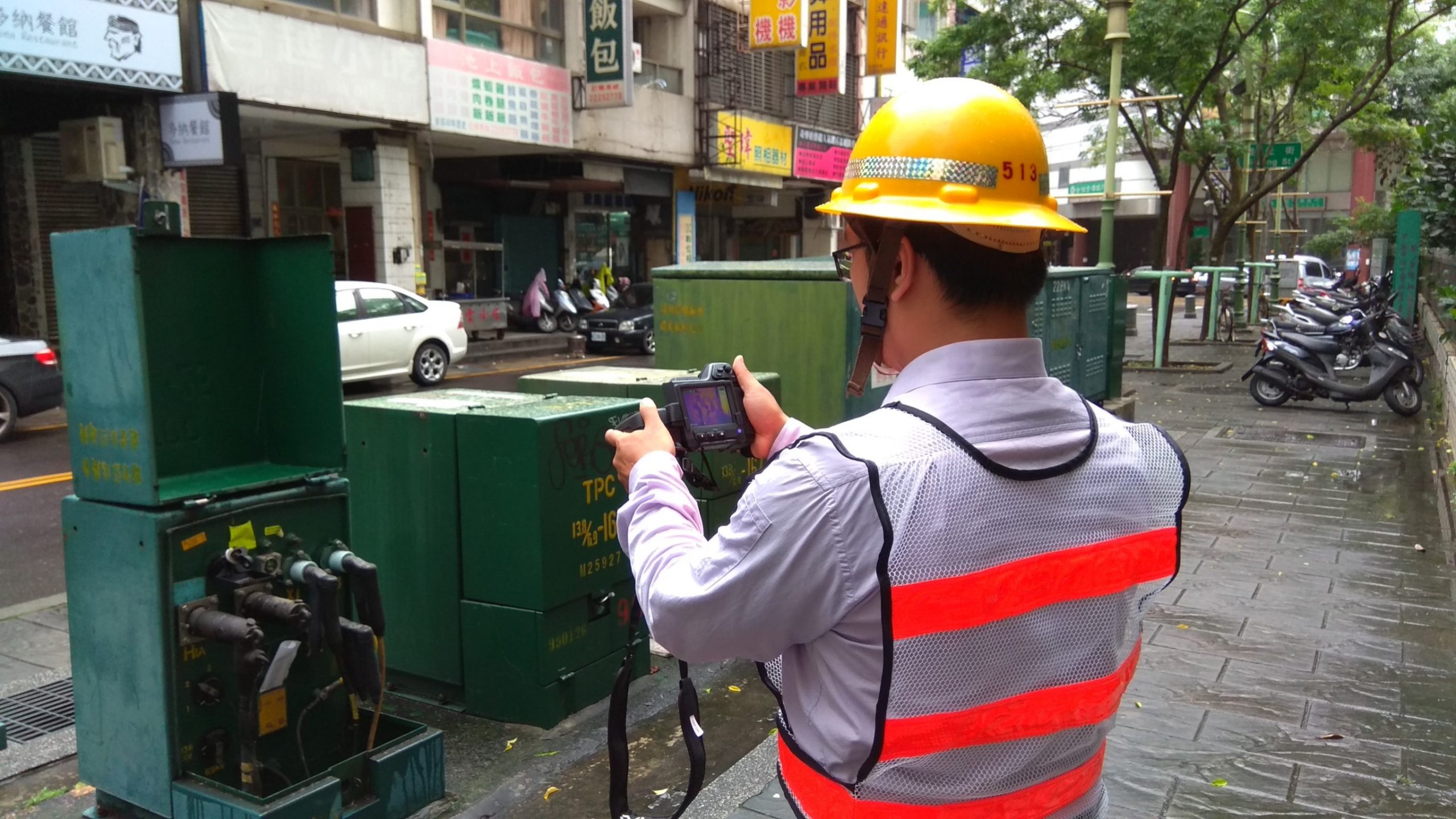 台電人員以紅外線檢測電力設備，預防設備故障造成停電。