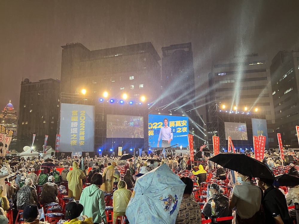 選前之夜/國寶被砸不心痛?前北市副市長:蔣萬安讓台北回世界 34 1126投票日前夕,國民黨台北市長候選人蔣萬安25日舉辦選前之夜。25日台北市雨勢不斷,蔣萬安選前之夜現場座位坐滿八成。