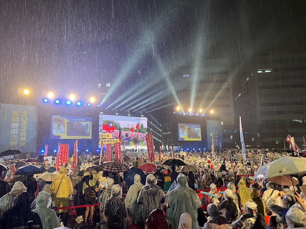 選前之夜/大雨澆不熄熱情 蔣萬安大進場喊話:贏給民進黨看! 32 台北市長候選人蔣萬安25日選前之夜,蔣萬安大進場時,所有支持者面對大雨仍熱情不減。