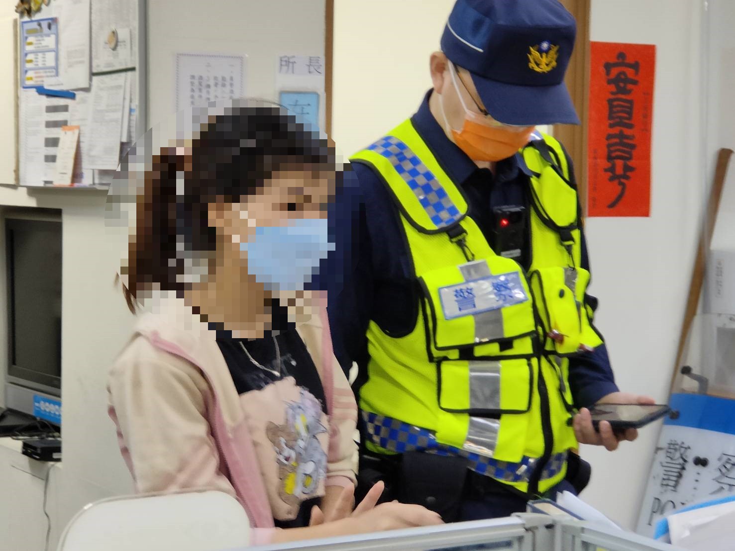 臺中市政府警察局第二分局育才派出所日前幫助越籍女子處理電動機車沒電事宜,深獲民眾肯定。(記者林㤈輝翻攝)