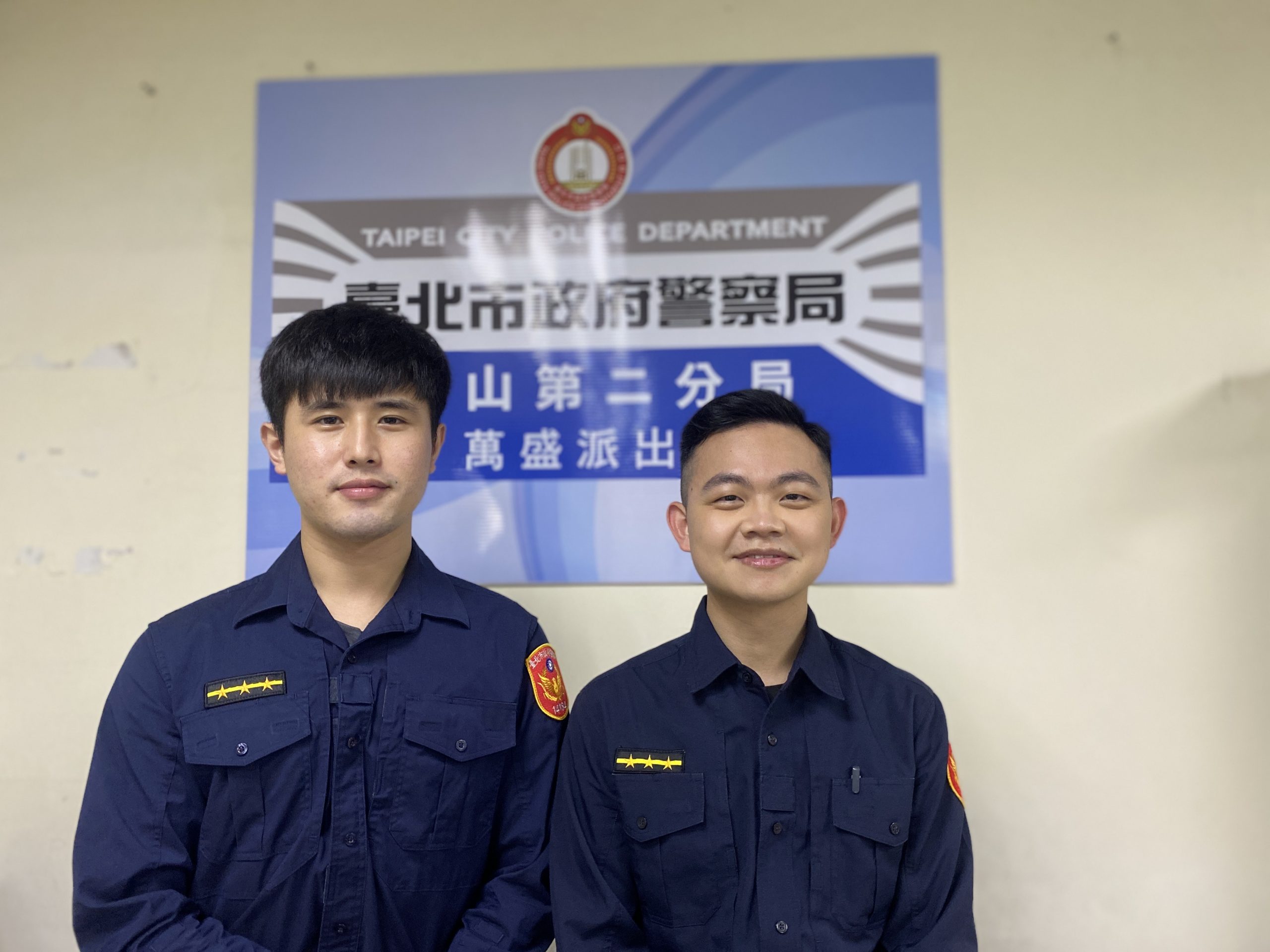 萬盛所警員黃禹喬（左）、蘇瑞鵬（右）救援失智老婦並護送返家。（記者/吳萍翻攝））