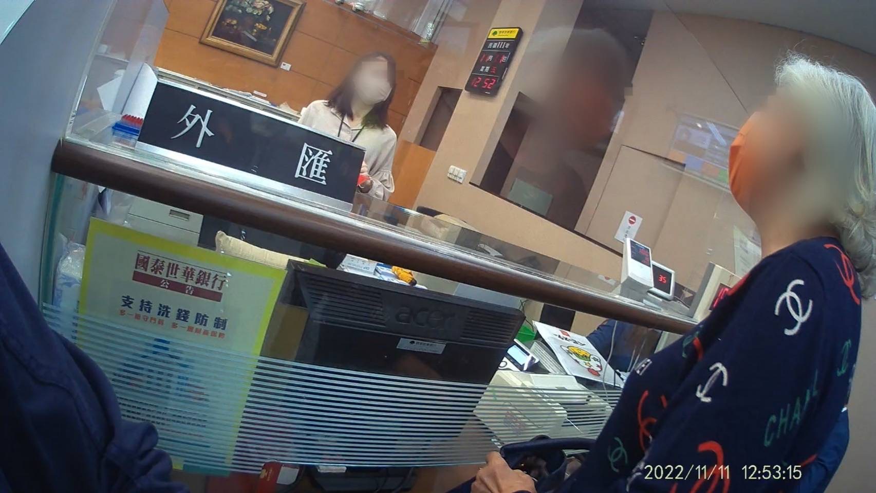 中和警即時攔阻老婦養老金被騙。(記者徐煜勝翻攝)