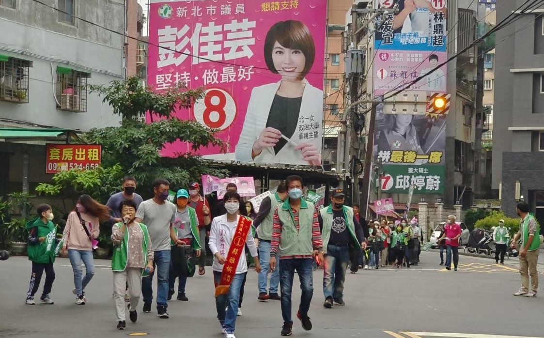 蘇雅祺帶領著拜票隊伍過馬路,數百人浩浩蕩蕩猶如人龍的隊伍十分壯觀。(記者朱珈瑩攝)