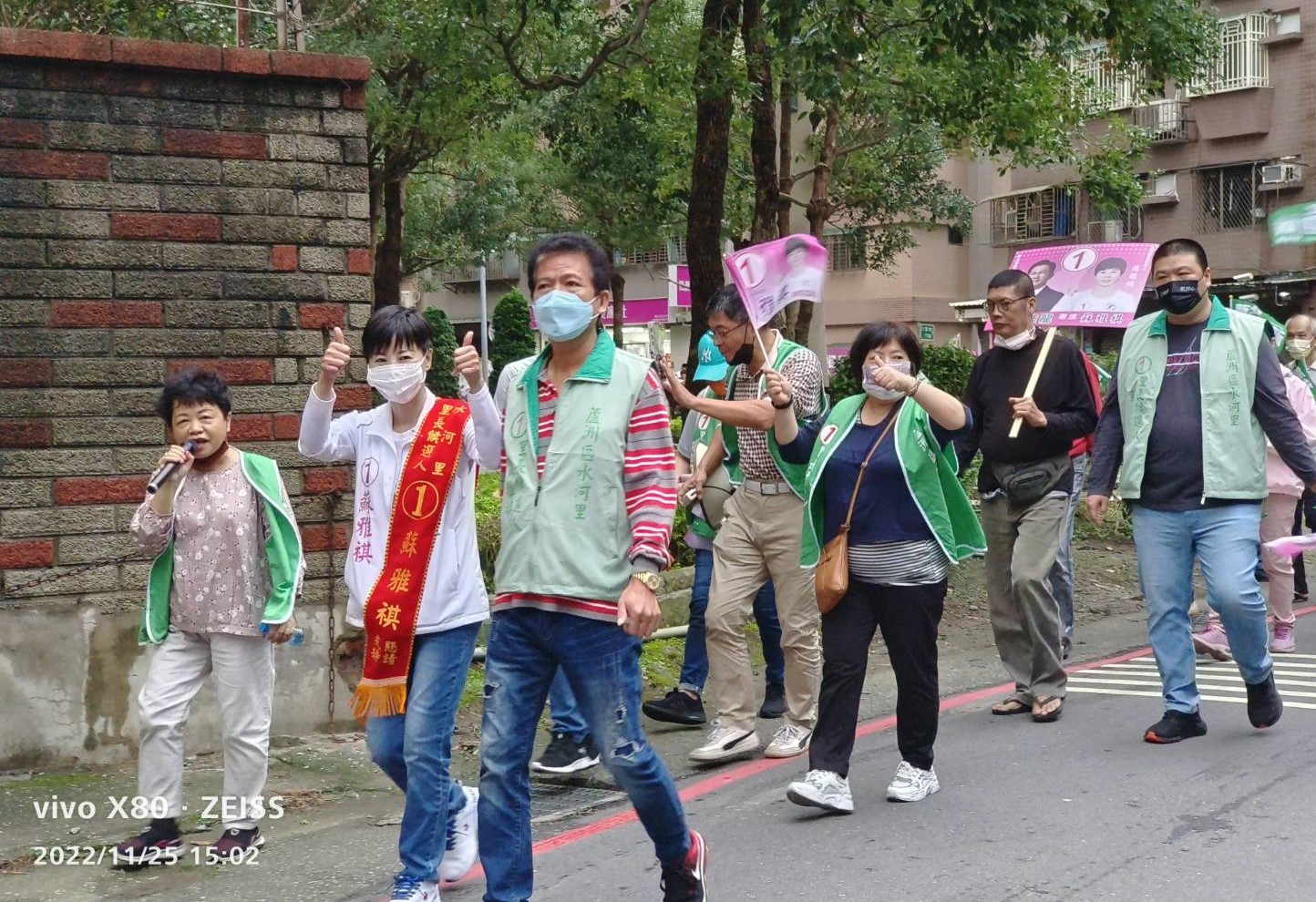 冗長的掃街拜票行程,蘇雅祺不斷和沿途遇到的鄉親親切打招呼。(記者朱珈瑩攝)