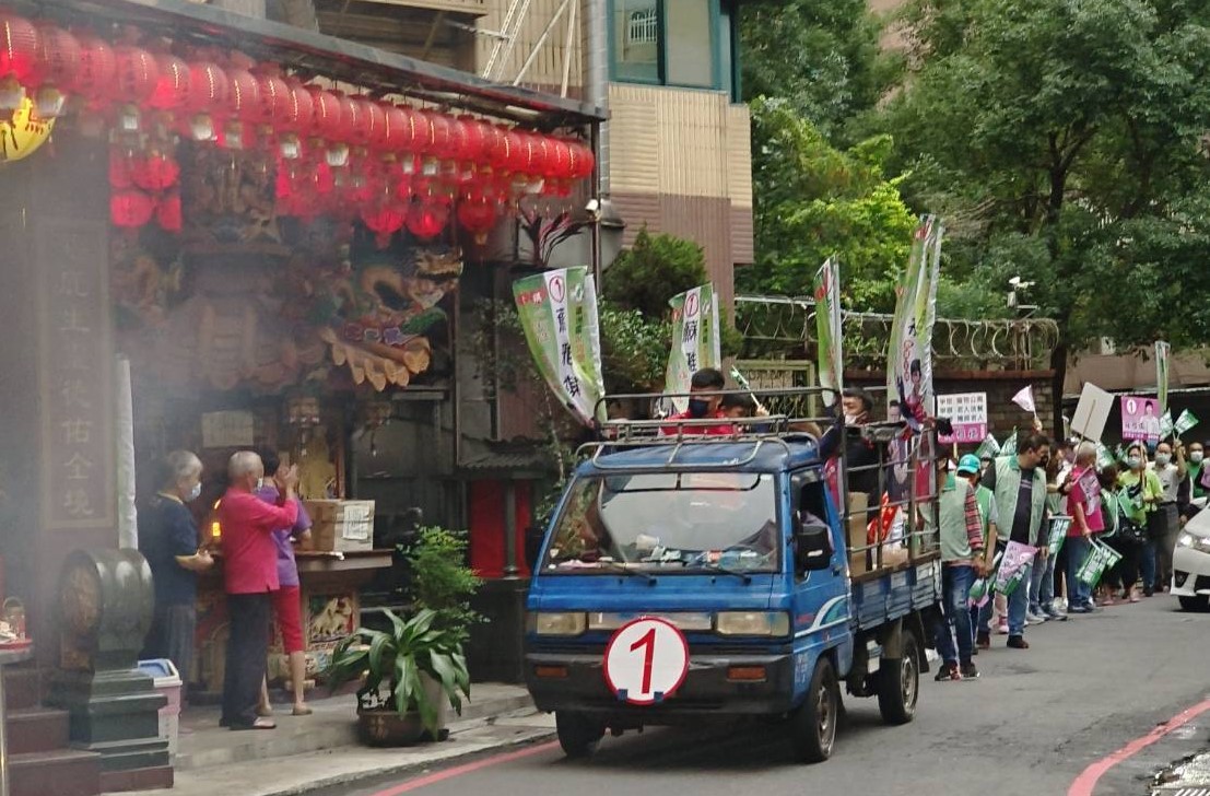 遇廟拜廟,蘇雅祺展現了滿滿的誠意。(記者朱珈瑩攝)