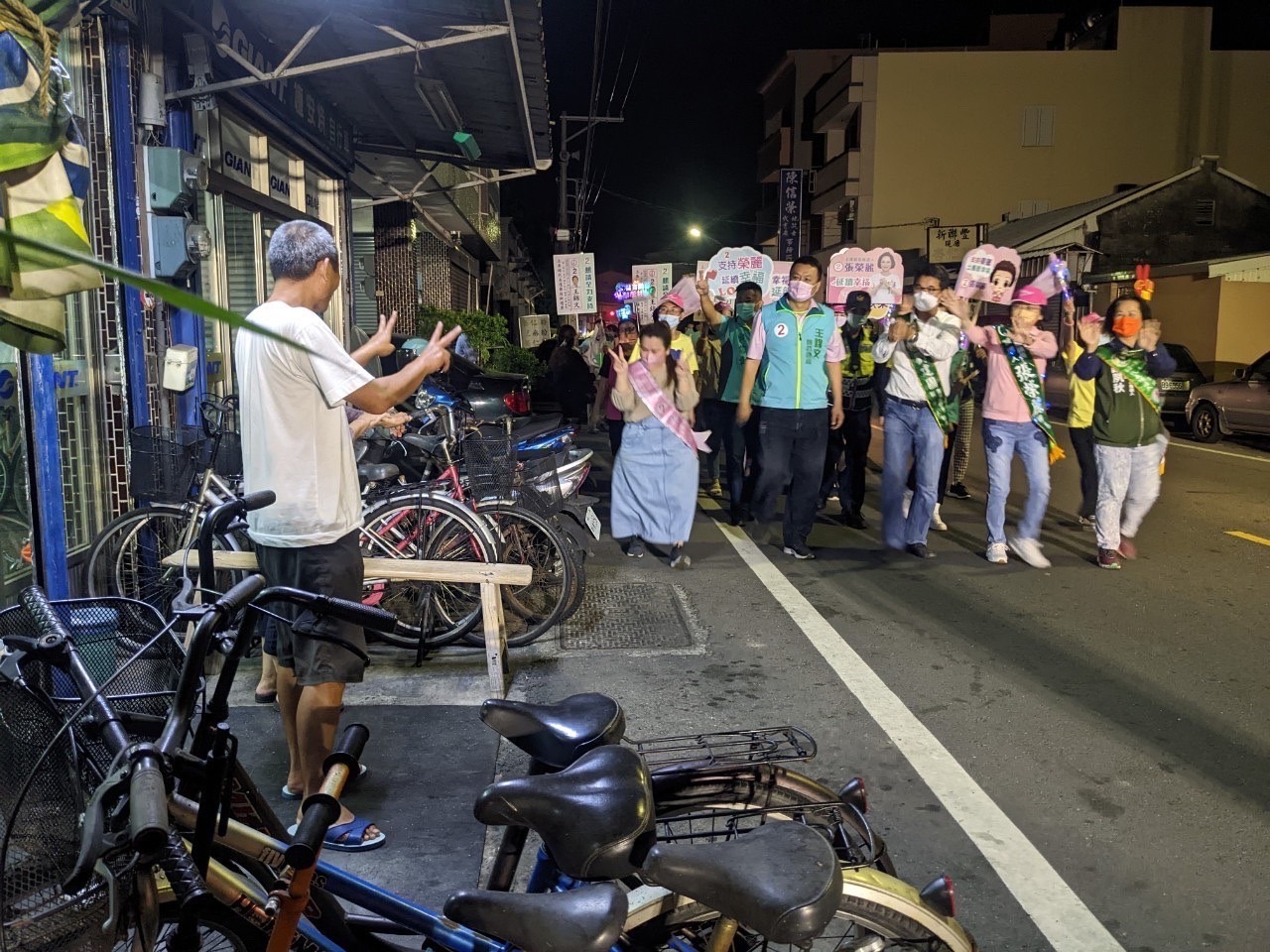 劉建國選擇繞行斗六市區，一步一腳印，與鄉親站在一起，握緊每個鄉親的手。（圖/翻攝自劉建國臉書）   