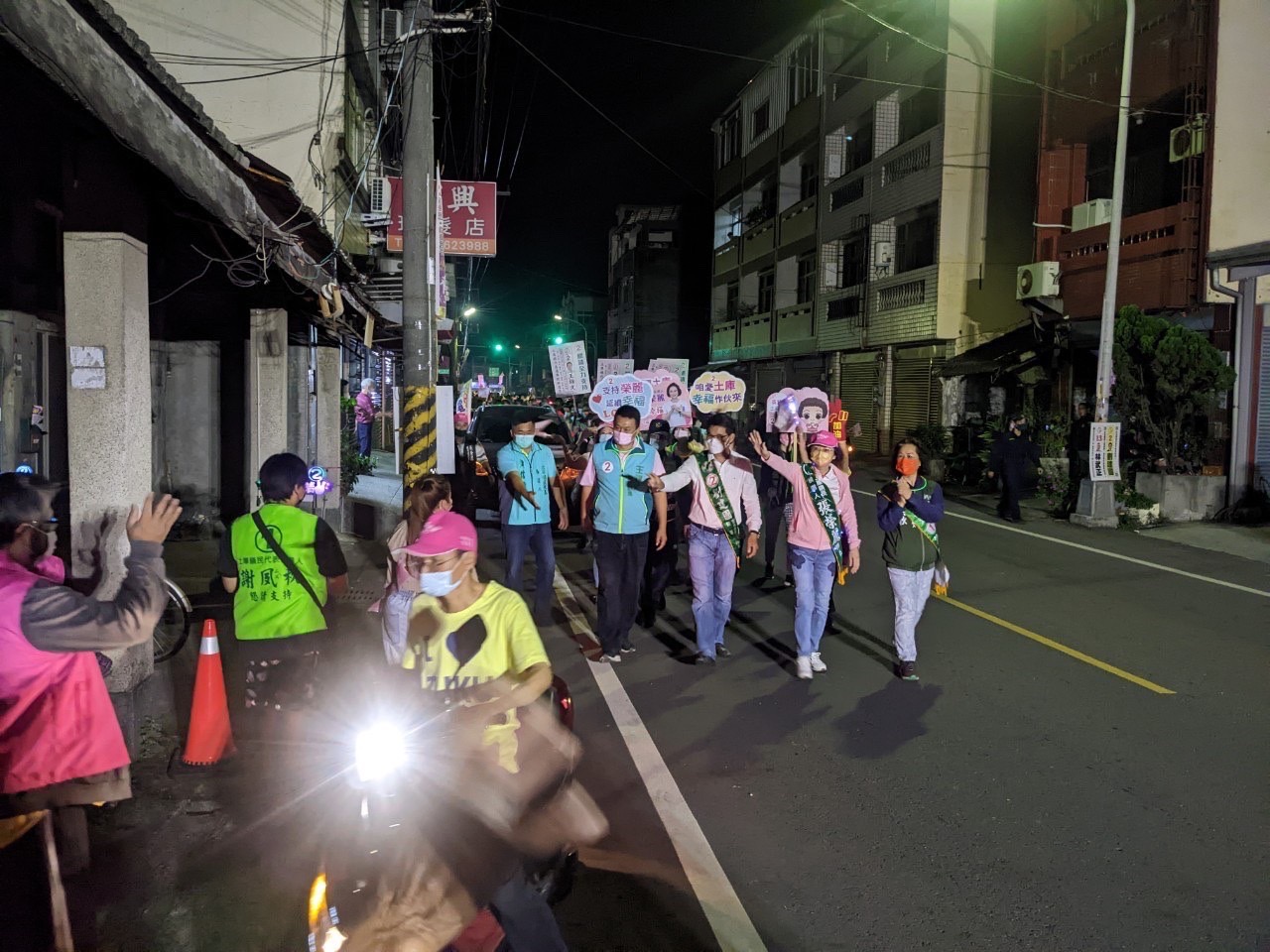 雲林縣長候選人劉建國於選前最後一夜選擇與支持者一同徒步掃街。（圖/翻攝自劉建國臉書）   