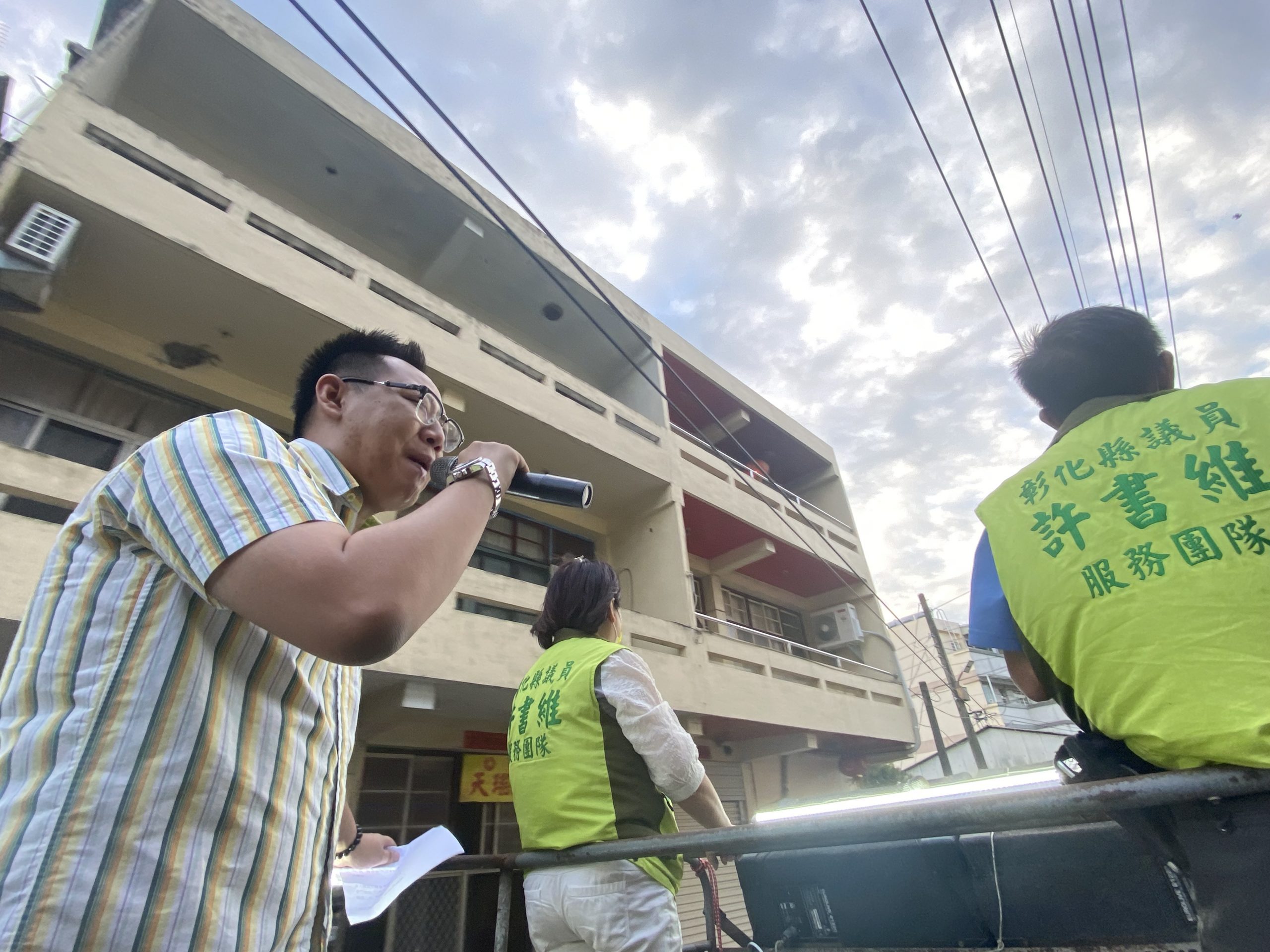 許書維宣傳車所到之處,支持民眾皆以放鞭炮的方式表示相挺。(記者徐煜勝翻攝)