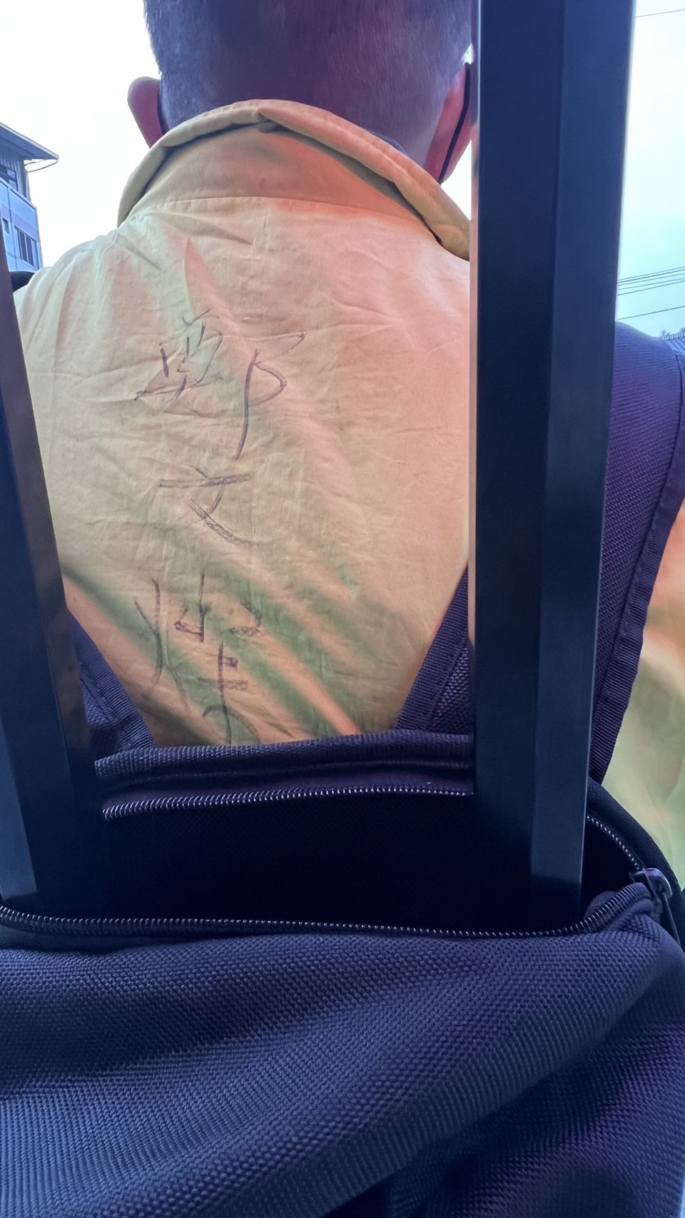 賴清美至今還穿著四年前,鄭文燦到彰化輔選時替她簽名的競選背心掃街拜票。(記者徐煜勝翻攝)