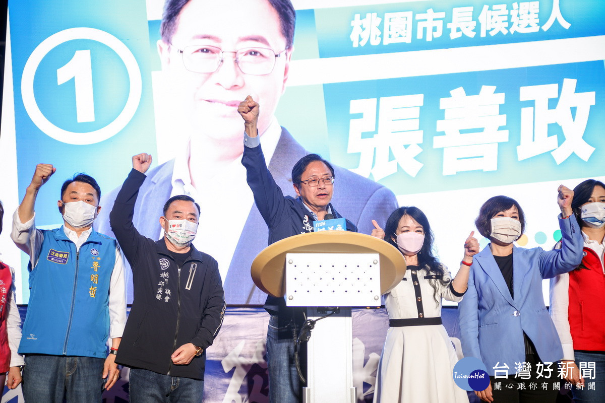 大贏12萬票,國民黨桃園市長當選人張善政在大家簇擁下宣布「光榮贏回桃園」。