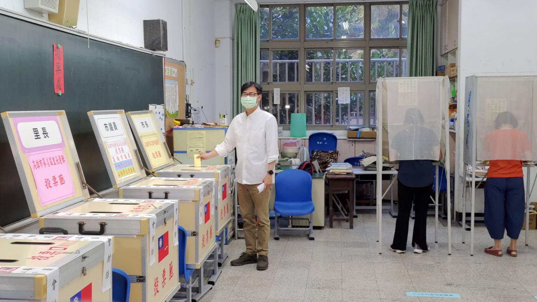 陳其邁一早8點出頭就現身左營新莊國小投票。王吟芳攝