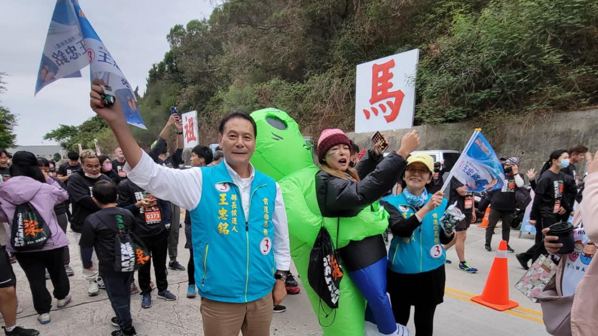 國民黨籍王忠銘與曹爾元爭奪連江縣長寶座,而王忠銘已在18時自行宣布當選。翻攝王忠銘臉書