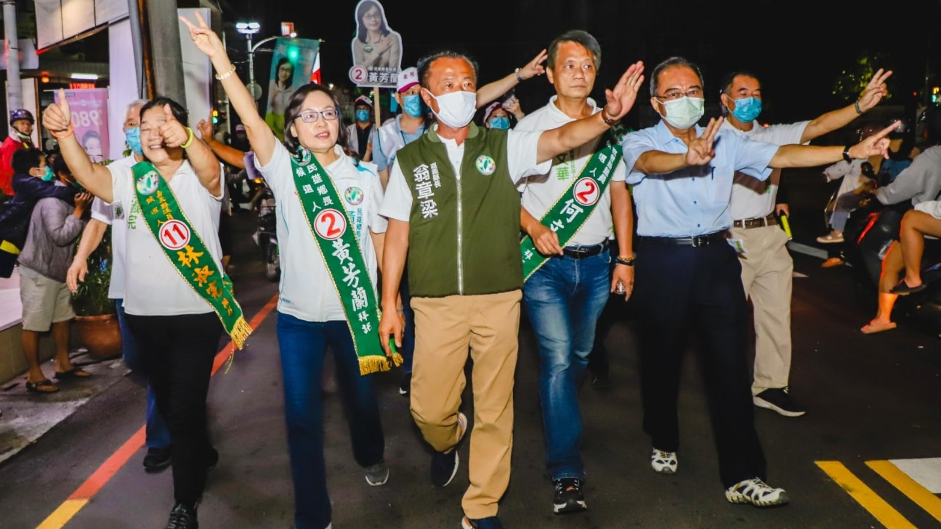 民進黨籍嘉義縣長翁章梁(中)在這次選戰中尋求連任。 翻攝翁章梁臉書