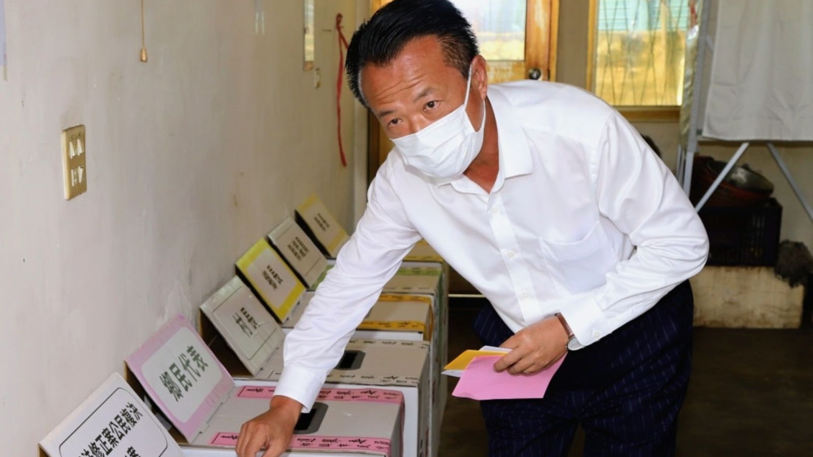 嘉義縣長翁章梁26日上午回到家鄉投票所投票。 翻攝翁章梁臉書