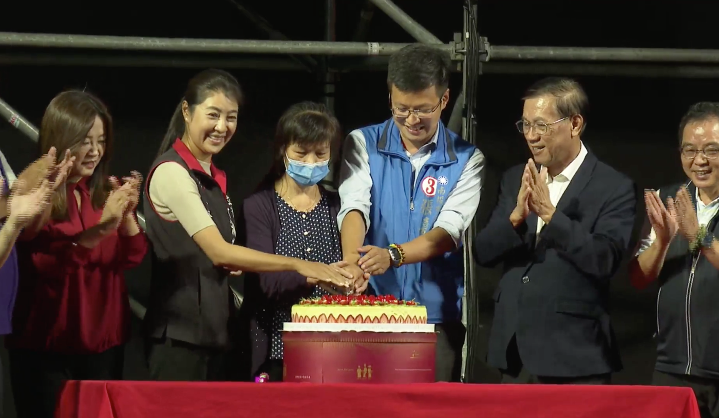 許淑華競選總部切蛋糕放煙花。翻攝許淑華臉書直播影片