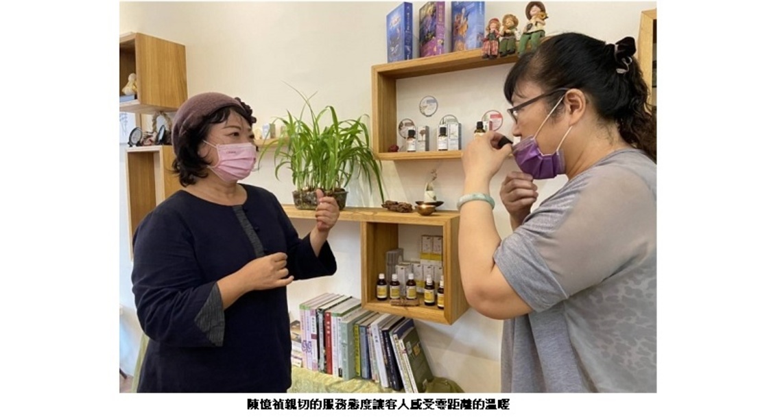 勞動部高屏澎東區銀髮中心 助57歲的陳憶禎重拾自信 展開芳香四溢新職涯