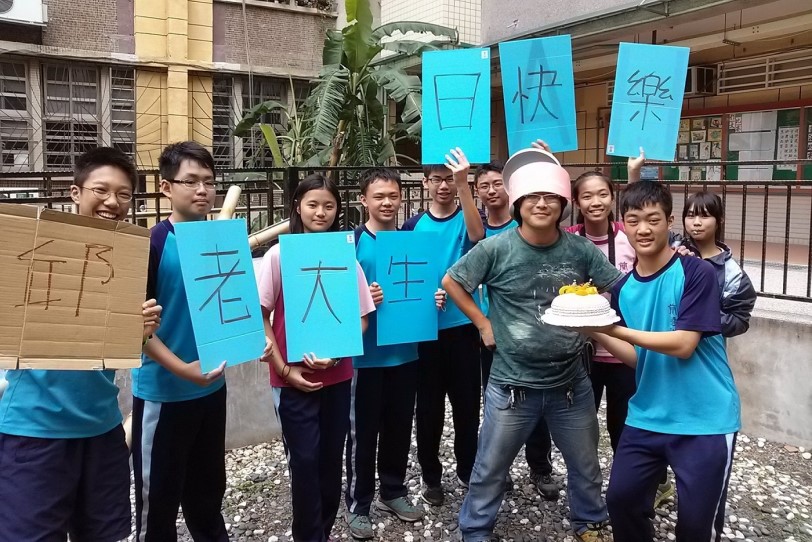 可能是 7 個人和大家站著的圖像