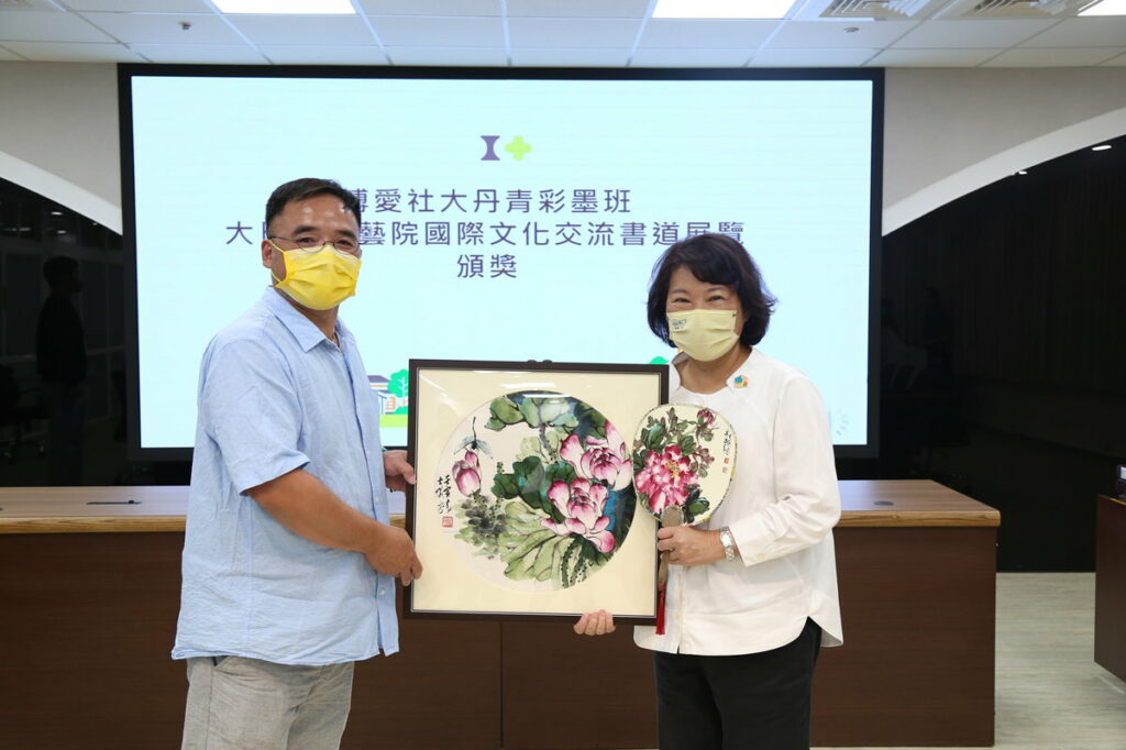 楊士儀老師贈畫給市長