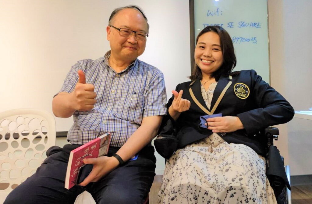 宏泰人壽魯奐毅董事長(左)與黑暗對話工作坊培訓師(右)合影。