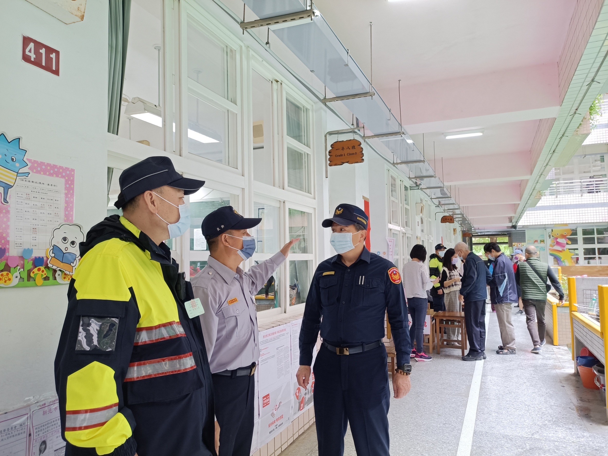 淡水警動員警、民力維護投開票所秩序 籲民眾遵守選舉及防疫規定