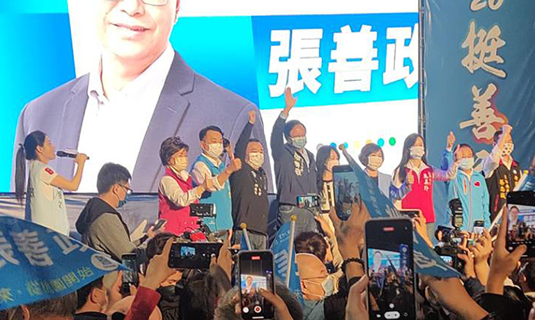 張善政高票當選桃園市長受到競選總部支持群眾歡呼。(圖/記者范文濱攝)