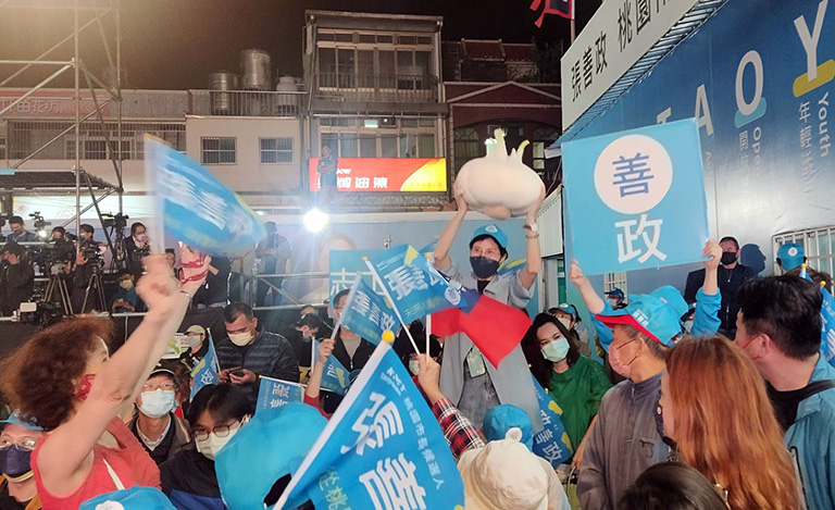現場支持民眾捧出「大蒜頭」致賀張善政當選市長(圖/記者范文濱攝)