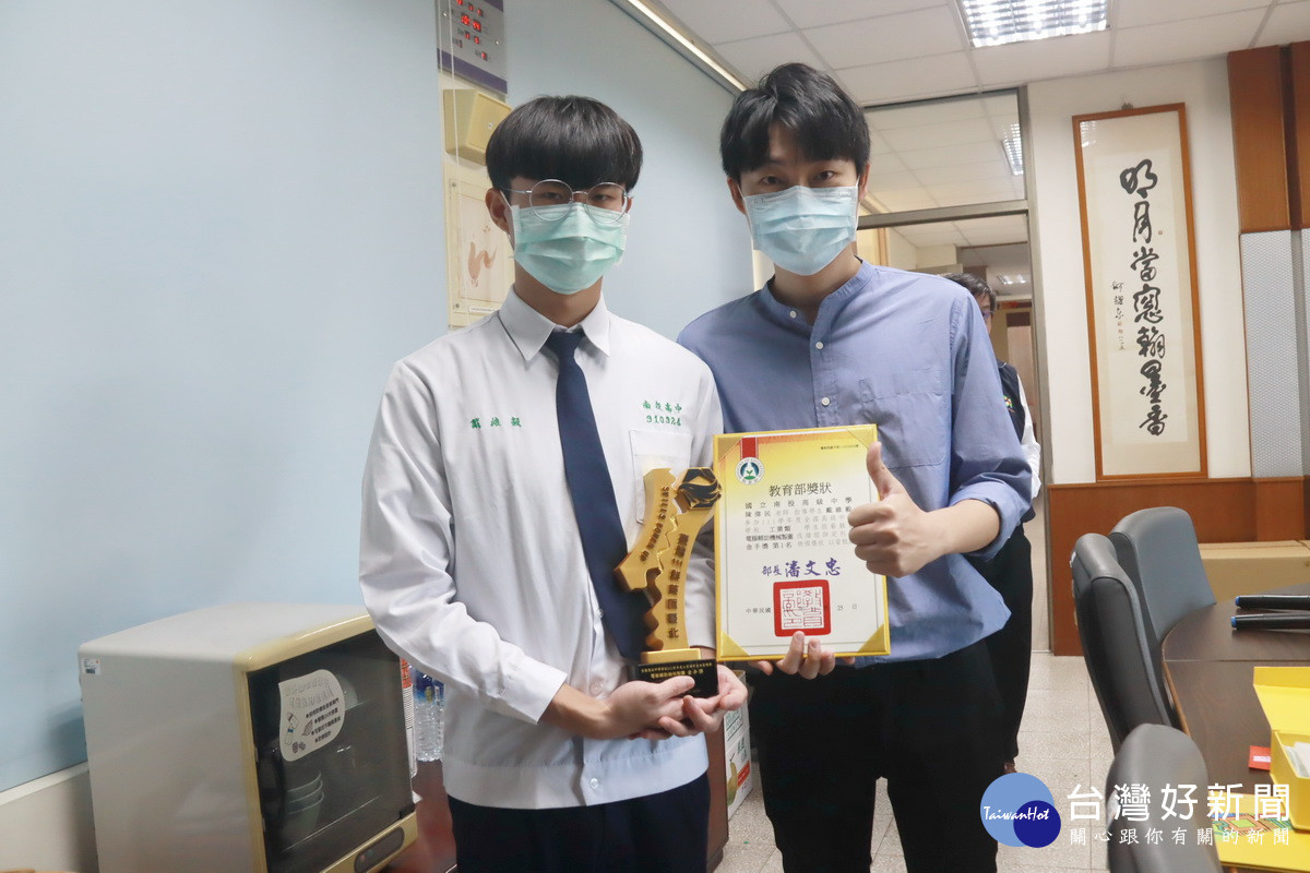 陳偉民老師指導戴維毅獲金手獎全國第一名。(記者扶小萍攝)