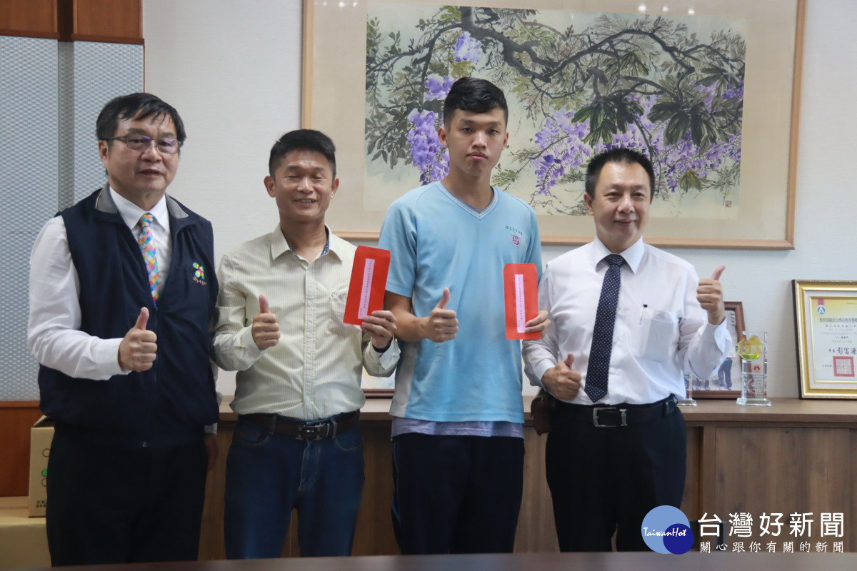 洪冠霖獲金手獎第3名。(記者扶小萍攝)