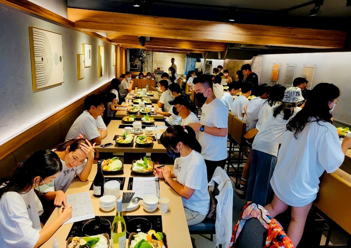 天氣漸冷來碗熱湯，白甘蔗大骨湯頭搭配各種新鮮超值食材，絕對滿足。（圖／豐樂亨鍋）