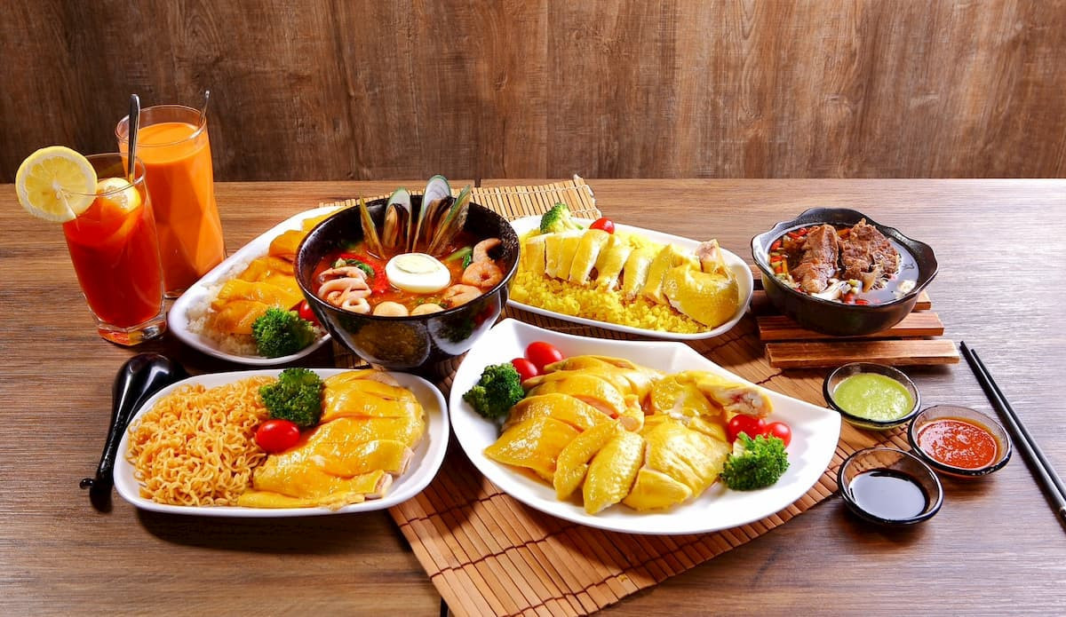 星島海南雞飯超道地新加坡異國料理，滿足老饕挑剔的味蕾。（圖／星島海南雞飯）